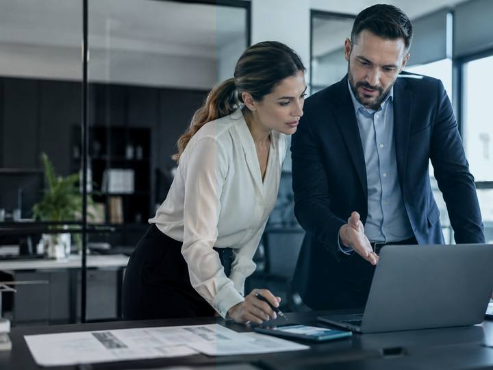 Échange calme autour de documents administratifs